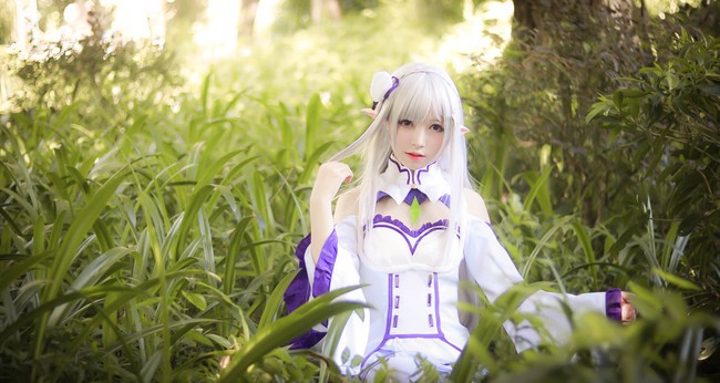Cùng ngắm cosplay nàng công chúa tóc trắng Emilia cực dễ thương trong Re:Zero
