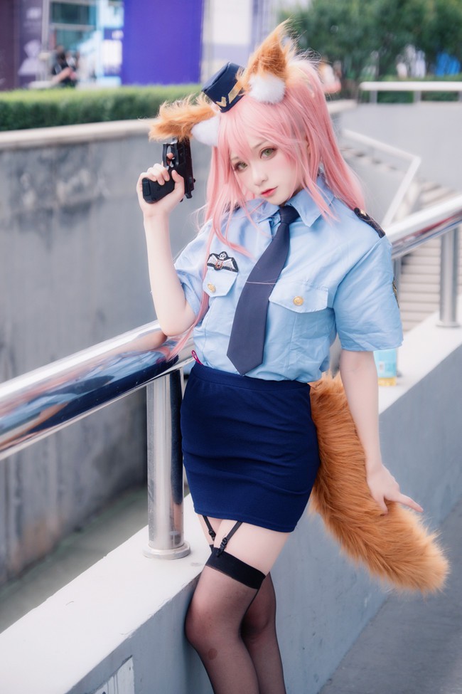 Lạ mắt với cosplay cô nàng cao Tamamo-no-Mae trong trang phục nữ cảnh sát