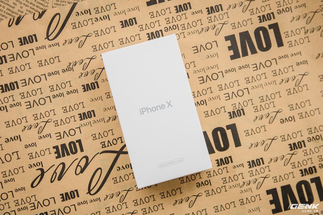  Hộp của chiếc iPhone X CPO, có thiết kế khá giống với các phiên bản CPO trước đó 