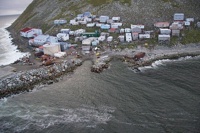  Cộng đồng người bản xứ sinh sống trên đảo Diomede Bé. 