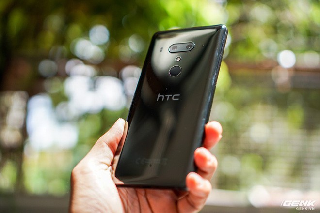 Ảnh thực tế HTC U12 Plus tại Việt Nam: phím bấm cảm biến lực, 4 camera, màn hình tràn viền không tai thỏ
