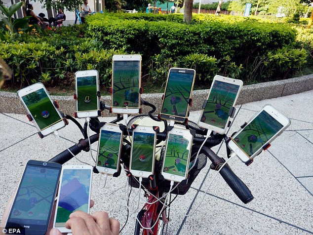 Xuất hiện lão đại của làng game, 70 tuổi dùng 11 smartphone ngày ngày đi bắt Pokemon - Ảnh 1.