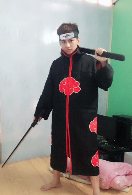 Ấn tượng trước bộ cosplay Uchiha Madara làm hoàn toàn từ thùng xốp, bìa và keo 502 của chàng game thủ khéo tay - Ảnh 1.