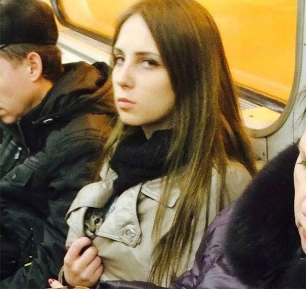 Những hình ảnh hài hước chỉ có trên tàu điện ngầm: Từ chị gái thái rau tới Pikachu thò tay ôm cột - Ảnh 2.
