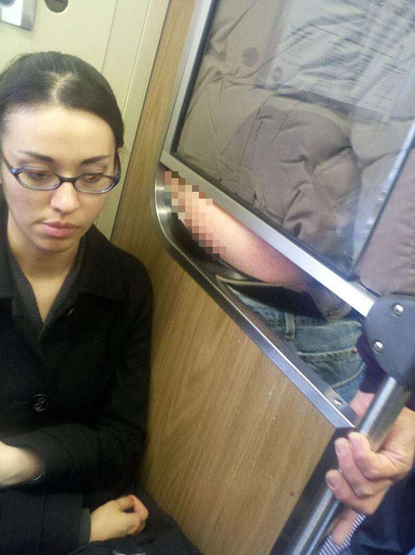 Những hình ảnh hài hước chỉ có trên tàu điện ngầm: Từ chị gái thái rau tới Pikachu thò tay ôm cột - Ảnh 13.