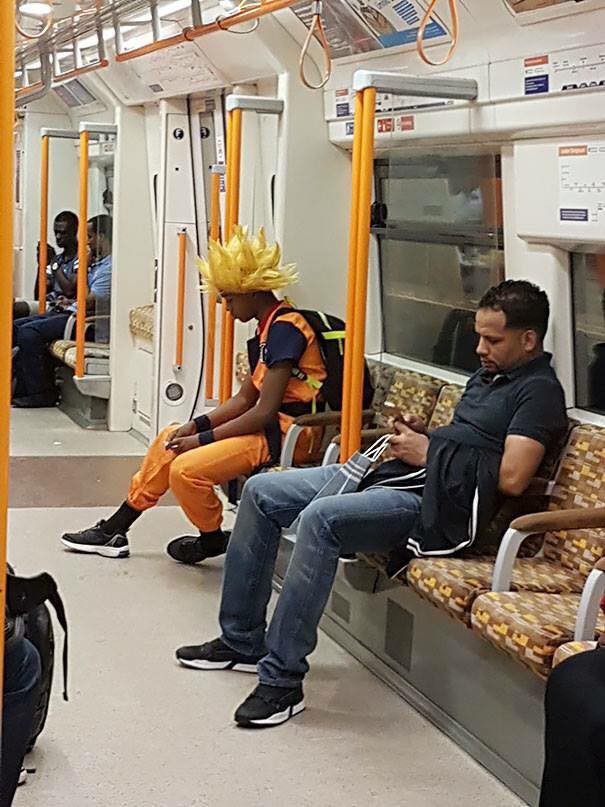 Những hình ảnh hài hước chỉ có trên tàu điện ngầm: Từ chị gái thái rau tới Pikachu thò tay ôm cột - Ảnh 27.