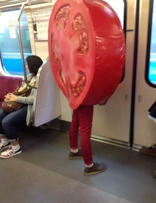 Những hình ảnh hài hước chỉ có trên tàu điện ngầm: Từ chị gái thái rau tới Pikachu thò tay ôm cột - Ảnh 30.