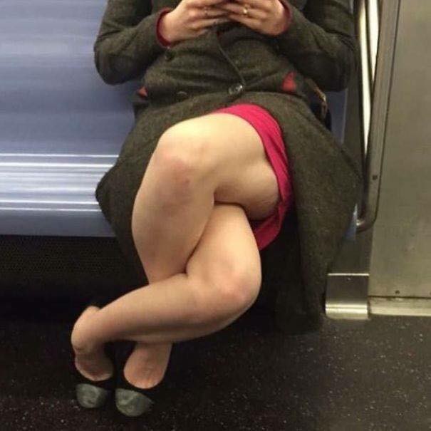 Những hình ảnh hài hước chỉ có trên tàu điện ngầm: Từ chị gái thái rau tới Pikachu thò tay ôm cột - Ảnh 31.