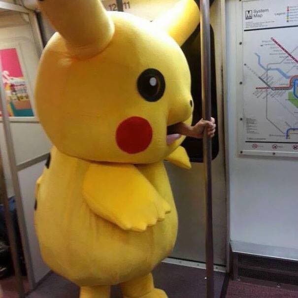 Những hình ảnh hài hước chỉ có trên tàu điện ngầm: Từ chị gái thái rau tới Pikachu thò tay ôm cột - Ảnh 6.