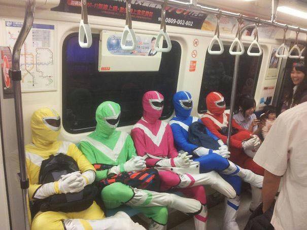 Những hình ảnh hài hước chỉ có trên tàu điện ngầm: Từ chị gái thái rau tới Pikachu thò tay ôm cột - Ảnh 9.