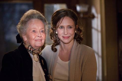 Vera Farmiga chụp hình cùng với Lorraine Warren ngoài đời