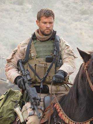 Chris Hemsworth hóa thân thành người lính mạnh mẽ và “bụi bặm” trong 12 Strong