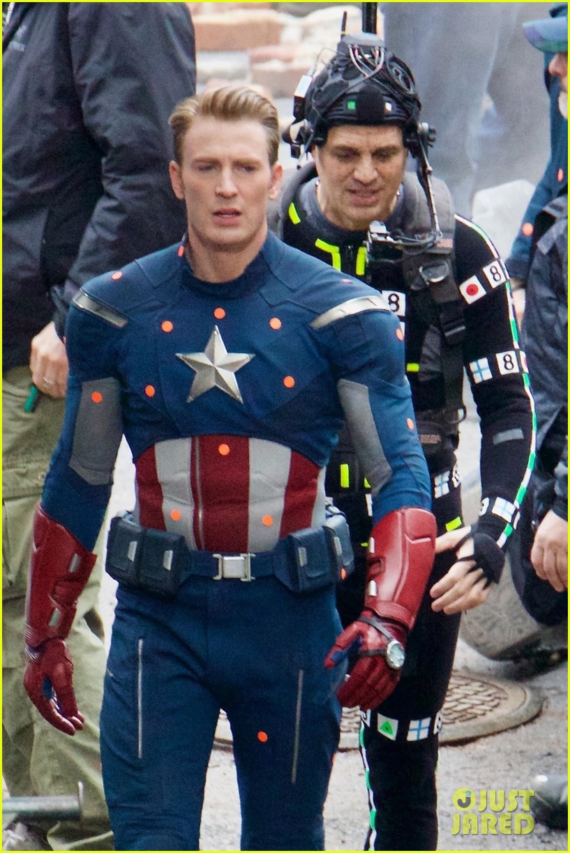 Chris Evans trong vai Captain America và Mark Ruffalo trong vai Hulk