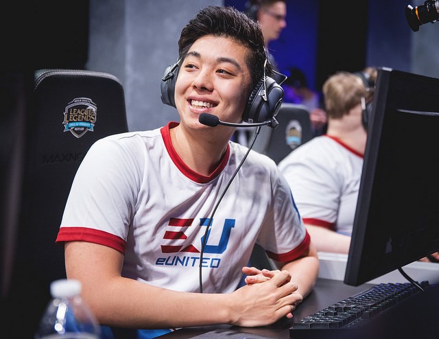  Matthew “Deftly” Chen trong màu áo eUnited 