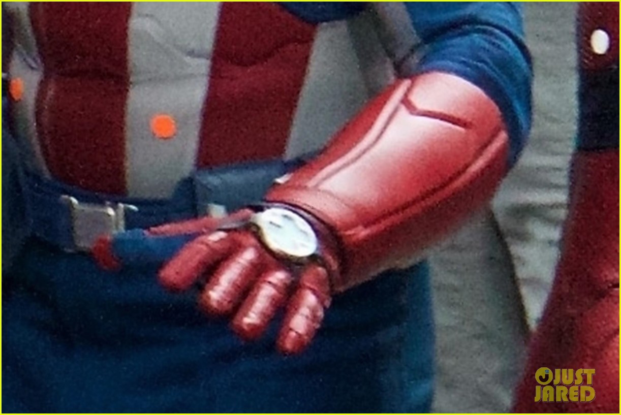 Đồ chơi mới của Cap, nhìn rất giống với cái trên tay của Iron Man