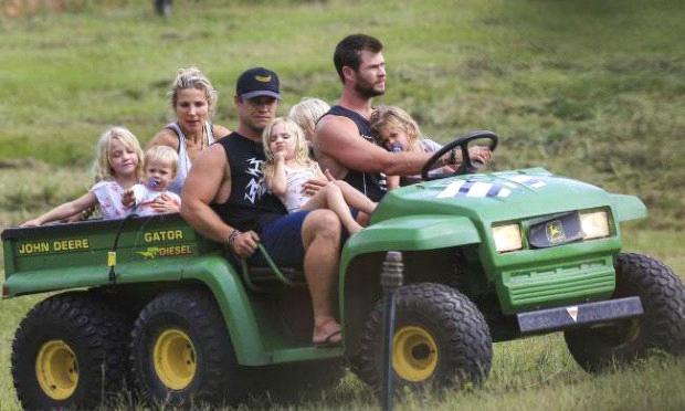 Chris cùng vợ và anh trai Luke trên một xe đầy nhóc tỳ nhà Hemsworth.