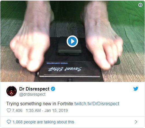 Chán chơi Fortnite như người thường, Dr Disrespect chuyển hướng sang điều khiển bằng chân - Ảnh 1.