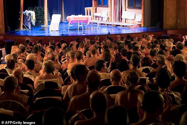 Muốn xem kịch khỏa thân, khán giả Pháp cũng phải trần như nhộng mới được vào rạp hát - Ảnh 2.