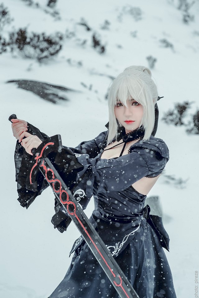 Cosplay nàng Saber và Jeanne dArc song kiếm hợp bích trên nền tuyết trắng trong Fate/Grand Order - Ảnh 2.