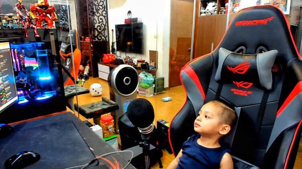 Cha truyền con nối, những quý tử nhà Độ Mixi, Thầy Giáo Ba... sẽ là thế hệ streamer nhí đáng chờ đợi trong tương lai? - Ảnh 3. Cha truyền con nối, những quý tử nhà Độ Mixi, Thầy Giáo Ba... sẽ là thế hệ streamer nhí đáng chờ đợi trong tương lai? - Ảnh 3.