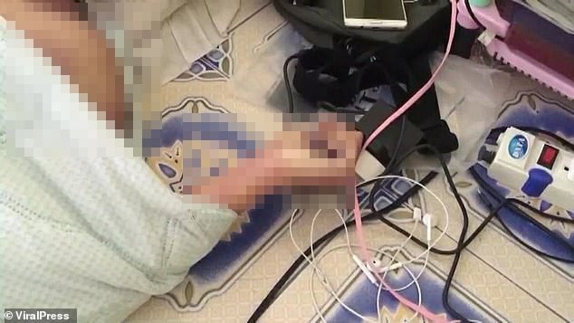 Nam thanh niên tử vong do điện giật sau khi ngủ thiếp trong khi chơi game trên điện thoại - Ảnh 3.