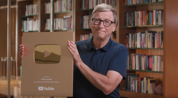Tỷ phú Bill Gates khoe Nút Vàng YouTube sau 7 năm lập kênh, dù triệu sub nhưng chưa một lần bật quảng cáo - Ảnh 2.