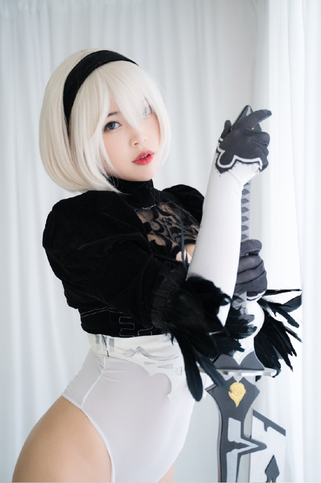 Cô nàng nóng bỏng 2B trong Nier: Automata lại thiêu đốt người hâm mộ qua loạt ảnh cosplay đẹp lung linh - Ảnh 3.