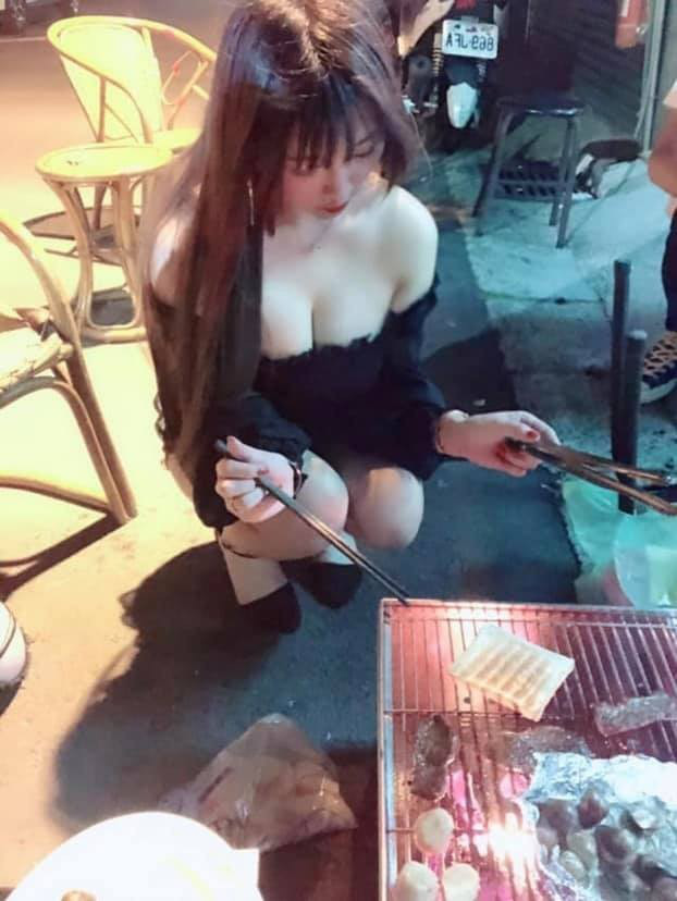 Mặc áo trễ nải ngồi nướng thịt, cô nàng hot girl khiến cư dân mạng xao xuyến Nướng thế này thì nóng phải biết - Ảnh 1.