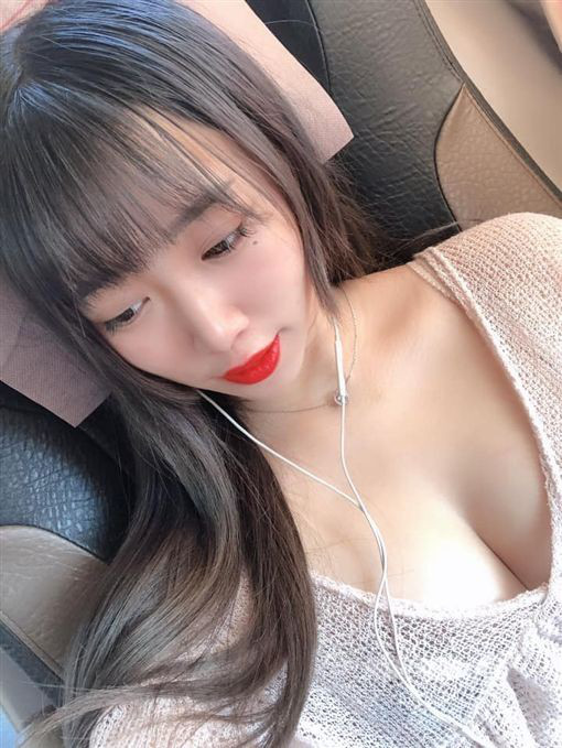 Mặc áo trễ nải ngồi nướng thịt, cô nàng hot girl khiến cư dân mạng xao xuyến Nướng thế này thì nóng phải biết - Ảnh 2.