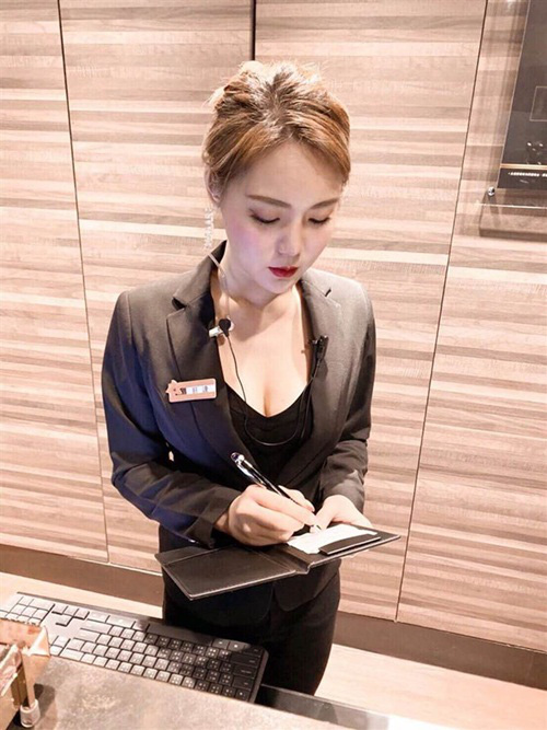 Chỉ với một bức ảnh bị chụp trộm, nữ nhân viên bán hàng bỗng chốc trở thành hot girl nổi tiếng, được so sánh xinh như Yua Mikami - Ảnh 1.