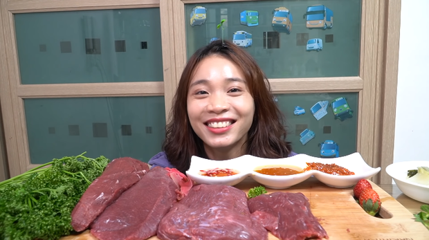 Youtuber người Việt ăn thịt đà điểu sống khiến dân tình lắc đầu chào thua vì chỉ nhìn thôi đã... hết hồn - Ảnh 4.