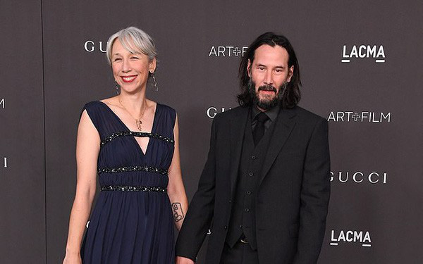 Sau nhiều thập kỷ đơn độc, ông Kẹ Keanu Reeves chính thức công khai bạn gái ở tuổi 55 - Ảnh 2.