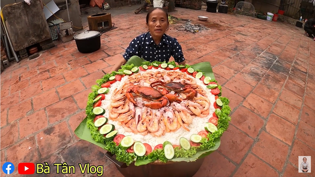 Bà Tân Vlog lại khiến dân mạng hoang mang khi sáng chế ra món ăn mới: Cơm hải sản = cơm trắng + đặt hải sản lên trên - Ảnh 1.