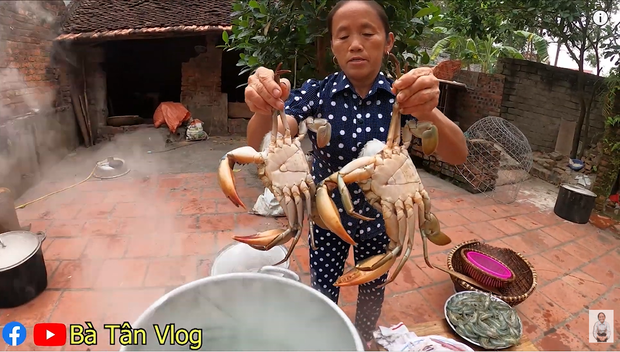 Bà Tân Vlog lại khiến dân mạng hoang mang khi sáng chế ra món ăn mới: Cơm hải sản = cơm trắng + đặt hải sản lên trên - Ảnh 3.