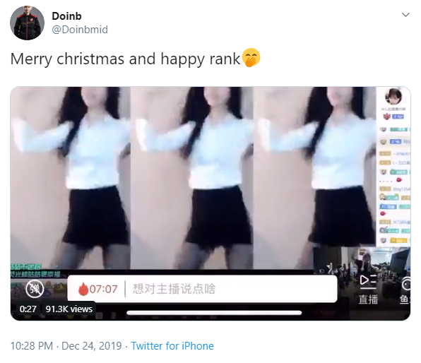 Mất hết phép bổ trợ mà vẫn dám lên mạng đăng clip gái xinh, Doinb bị vợ gank ra bã ngay đêm Noel - Ảnh 1. Mất hết phép bổ trợ mà vẫn dám lên mạng đăng clip gái xinh, Doinb bị vợ gank ra bã ngay đêm Noel - Ảnh 1.