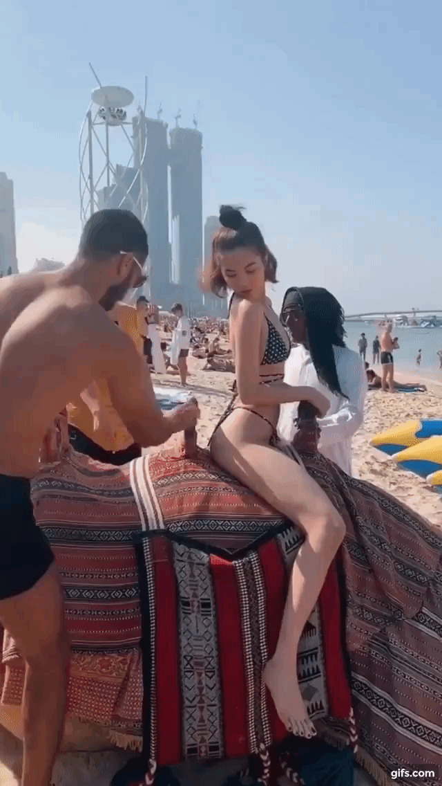 Ngọc Trinh mặc bikini gợi cảm cưỡi lạc đà tại Dubai - Ảnh 1.