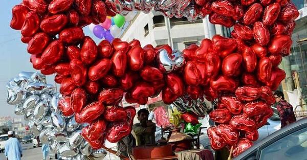 Học tập các thanh niên Nhật, đại học tại Pakistan phản đối Valentine bằng cách đổi thành ngày Tình chị em - Ảnh 4.