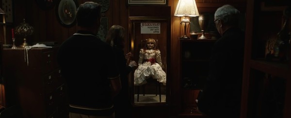 Sởn gai ốc với trailer đầu tiên của Annabelle 3, búp bê ma ám đã chính thức trở về nhà - Ảnh 2.