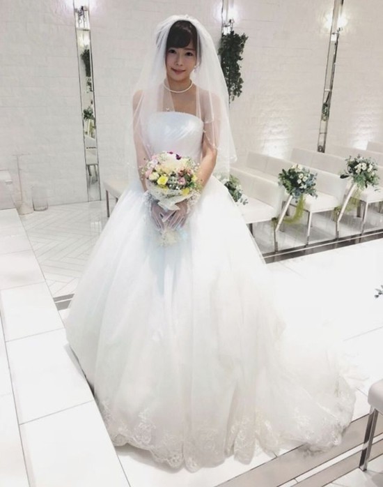 Sợ chẳng có trai yêu, mỹ nữ phim người lớn Mana Sakura tổ chức hôn lễ với chính mình - Ảnh 2.