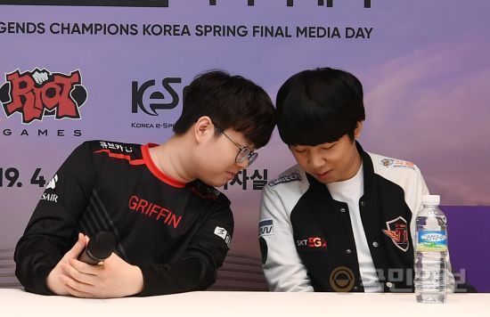 LMHT: Faker đánh giá trận chung kết LCK dù bất khả thi nhưng vẫn hy vọng sẽ chiến thắng với tỉ số 3-1 hoặc 3-0 - Ảnh 4. LMHT: Faker đánh giá trận chung kết LCK dù bất khả thi nhưng vẫn hy vọng sẽ chiến thắng với tỉ số 3-1 hoặc 3-0 - Ảnh 4.