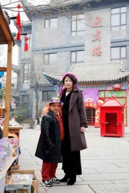 Diễn viên lùn nhất Trung Quốc: Chỉ cao 1m2 nhưng đào hoa, lấy tới 4 vợ trẻ đẹp - Ảnh 5.