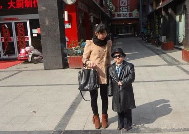 Diễn viên lùn nhất Trung Quốc: Chỉ cao 1m2 nhưng đào hoa, lấy tới 4 vợ trẻ đẹp - Ảnh 6.