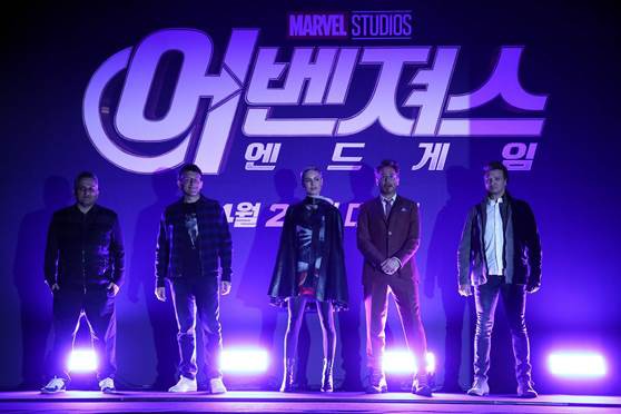 Đón mừng Avengers: Endgame, Iron Man chào sân với điệu nhảy lạ lùng trong buổi họp báo tại Hàn Quốc - Ảnh 1.