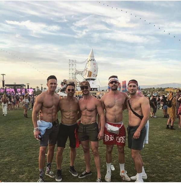 Cựu nghị sĩ Mỹ từng phản đối đồng tính bị bắt gặp đang hôn trai lạ tại nhạc hội Coachella - Ảnh 3.