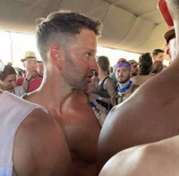 Cựu nghị sĩ Mỹ từng phản đối đồng tính bị bắt gặp đang hôn trai lạ tại nhạc hội Coachella - Ảnh 4.