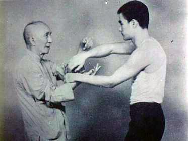 Đoạn phim hiếm hoi ghi lại quá trình tập luyện của Lý Tiểu Long với sư phụ của anh, đại võ sư Diệp Vấn - Ảnh 4.