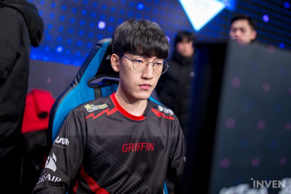 LMHT - HLV trưởng của Griffin tự tin tuyên bố: “Tarzan xứng đáng nhận MVP trong mọi trận đấu” - Ảnh 3. LMHT - HLV trưởng của Griffin tự tin tuyên bố: “Tarzan xứng đáng nhận MVP trong mọi trận đấu” - Ảnh 3.