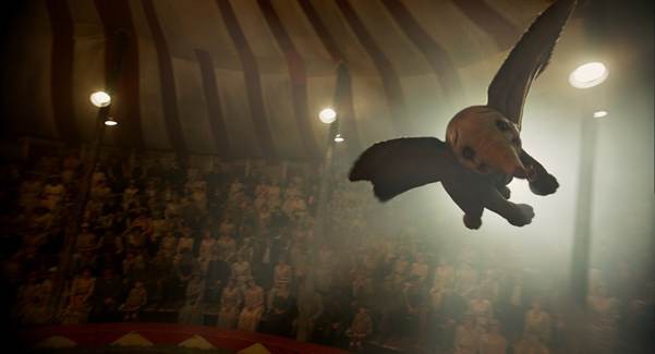 4 bài học cuộc sống đắt giá khiến Dumbo là một trong những bộ phim làm lại quan trọng nhất của Disney - Ảnh 2.