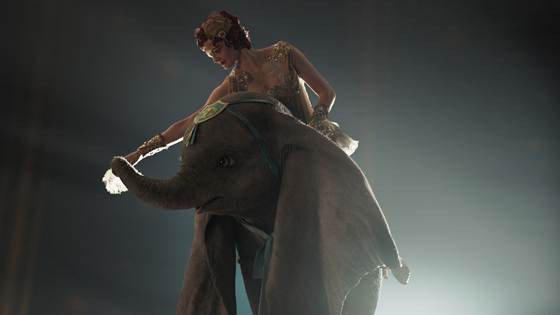 4 bài học cuộc sống đắt giá khiến Dumbo là một trong những bộ phim làm lại quan trọng nhất của Disney - Ảnh 4.