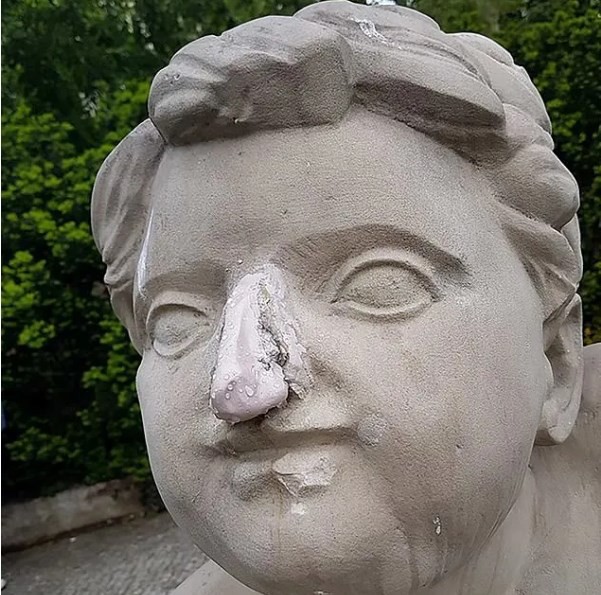 Chỉ để câu view, người mẫu Instagram cầm búa đập vỡ đầu bức tượng 200 tuổi - Ảnh 4.